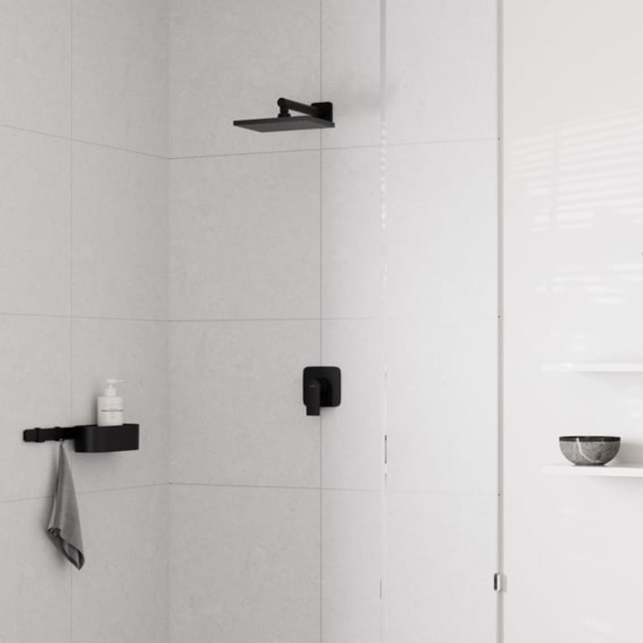 Brazo ducha a Pared Vernis Shape 240 mm Con Escudo Cuadrado – Negro Mate